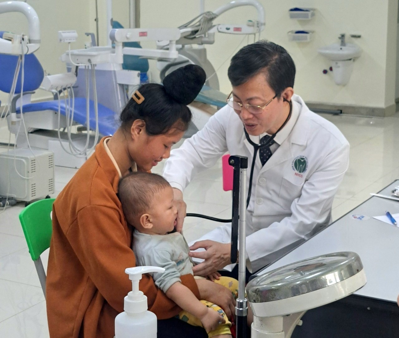 Các bác sĩ bệnh viện thăm khám cho các trẻ bị dị tật khe hở môi, khe hở vòm miệng trên địa bàn tỉnh Sơn La